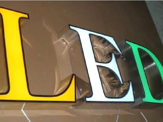 洞口介绍LED招牌的基础知识。